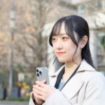 スマホを手に持つ女性