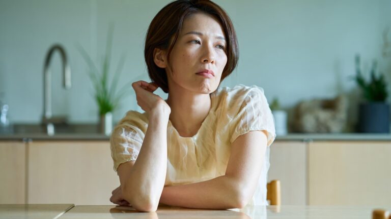 人に気を遣いすぎて疲れるのはなぜ？心がすり減る理由と対処法