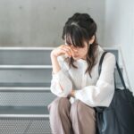 階段を降りる疲れ果てたビジネスウーマン